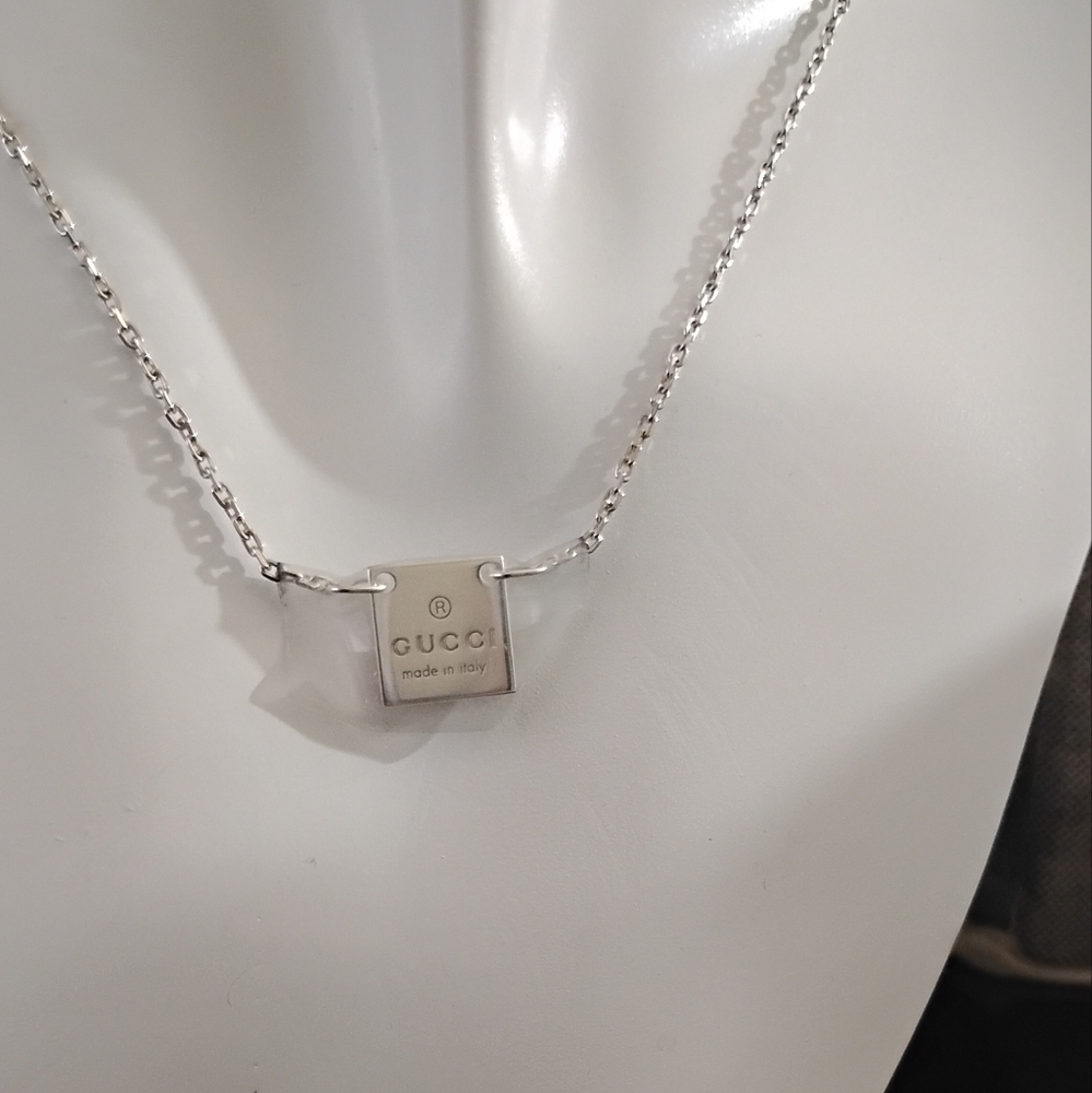 GUCCI Silver Branded Pendant Necklace